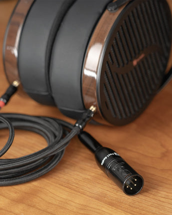 Adaptorul Fosi Audio I5 conectat la cablul unor căști over-ear