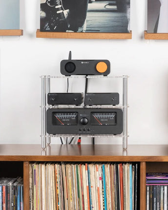 Rackul acrilic Fosi Audio cu trei niveluri într-o configurație de utilizare, cu echipamente audio conectate