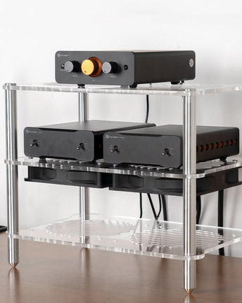Rackul acrilic Fosi Audio cu trei niveluri prezentat într-un sistem audio complet