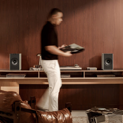 KEF Coda W, finisaj Nickel Grey, fotografie în ambient
