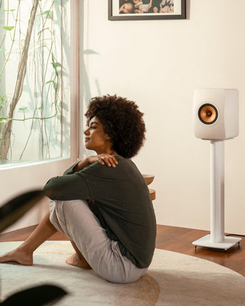 KEF LS50 Wireless II, finisaj Mineral White, fotografie în ambient