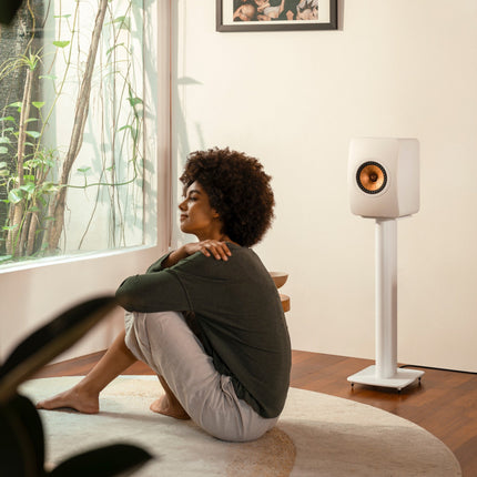 KEF LS50 Wireless II, finisaj Mineral White, fotografie în ambient