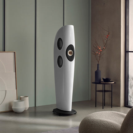 KEF Blade Two Meta, finisaj Arctic White / Champagne, fotografie în ambient