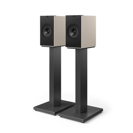 KEF Coda W, finisaj Nickel Grey, vedere cu standuri
