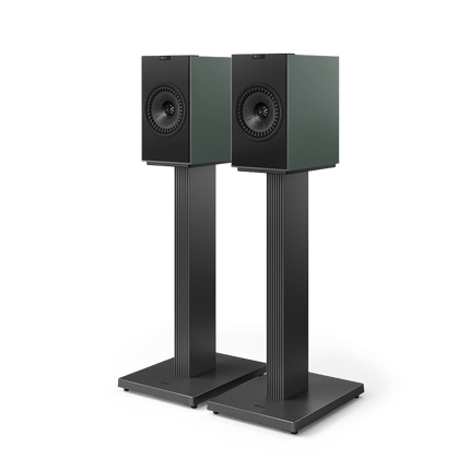 KEF Coda W, finisaj Moss Green, vedere cu standuri