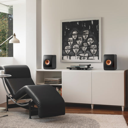 KEF LS50 Wireless II, finisaj Carbon Black, fotografie în ambient