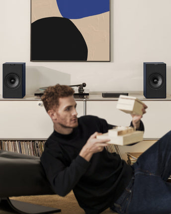 KEF Coda W, finisaj Midnight Blue, fotografie în ambient