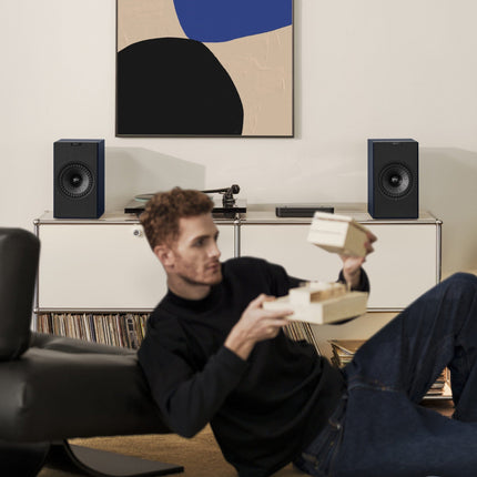 KEF Coda W, finisaj Midnight Blue, fotografie în ambient
