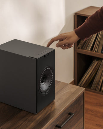 KEF Coda W, finisaj Dark Titanium, fotografie în ambient