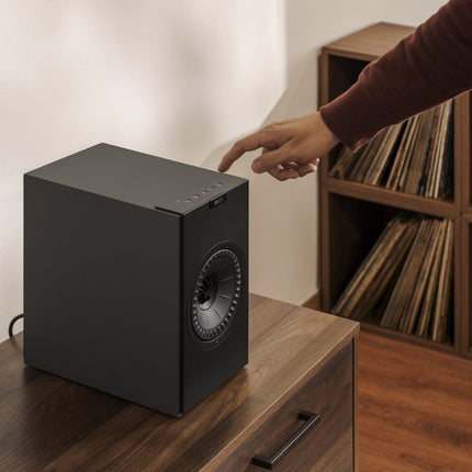 KEF Coda W, finisaj Dark Titanium, fotografie în ambient