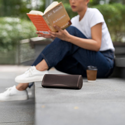 KEF Muo, finisaj Cocoa Brown, fotografie în ambient