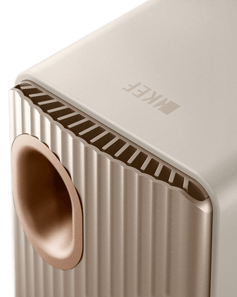 KEF LS50 Wireless II, finisaj Sand Shell, detaliu panou posterior