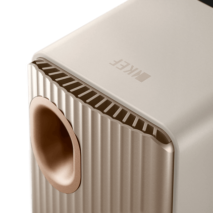 KEF LS50 Wireless II, finisaj Sand Shell, detaliu panou posterior