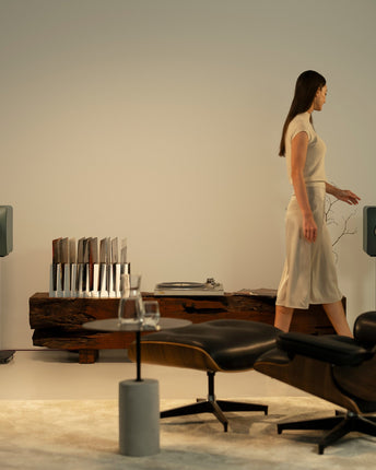 KEF LS50 Wireless II, finisaj Moss Green, fotografie în ambient