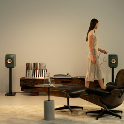 KEF LS50 Wireless II, finisaj Moss Green, fotografie în ambient