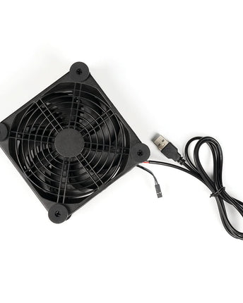 Cele două ventilatoare USB Fosi Audio într-o configurație audio de birou, alături de echipamente compatibile