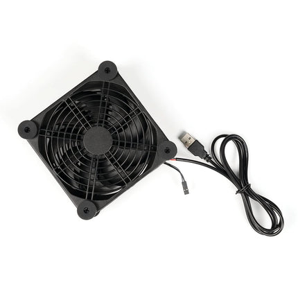 Cele două ventilatoare USB Fosi Audio într-o configurație audio de birou, alături de echipamente compatibile