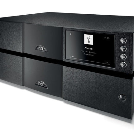 Naim 555 PS DR sub un streamer Naim, într-un sistem pe componente separate