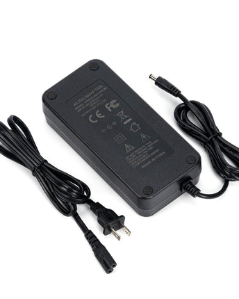 Alimentatorul Fosi Audio de 48 V, cu mufa c.c. și cablul de rețea alături