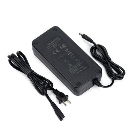 Alimentatorul Fosi Audio de 48 V, cu mufa c.c. și cablul de rețea alături
