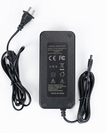 Alimentatorul Fosi Audio de 48 V văzut de sus, cu eticheta tehnică și cablurile desfășurate