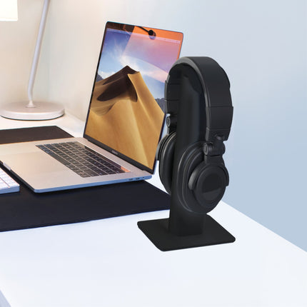 Черна стойка Kanto Audio H2 със слушалки на бюро до лаптоп