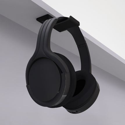 Черна закачалка Kanto Audio HH, монтирана под бял плот, с окачени слушалки over-ear