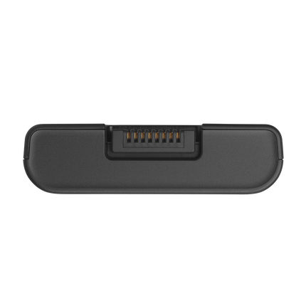 Долната страна на JBL Battery 400 с контактите на конектора
