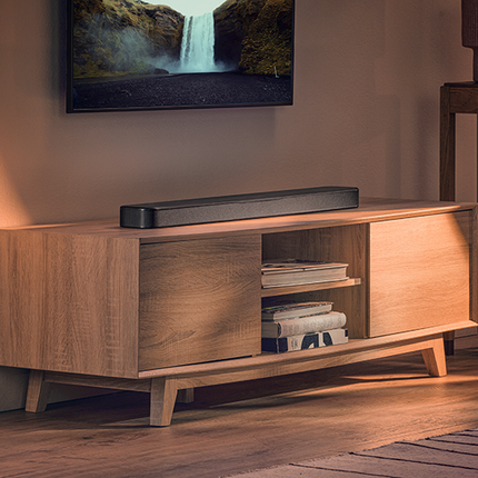 JBL Bar 300MK2 върху шкаф под телевизор, монтиран на стената