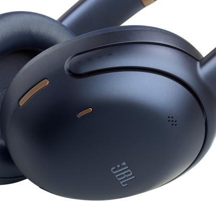 Безжични слушалки JBL Tour One M3, сини, детайл на повърхността на чашката