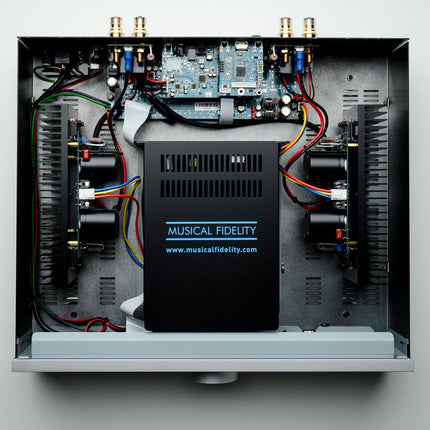 Musical Fidelity M5xi, vedere frontală