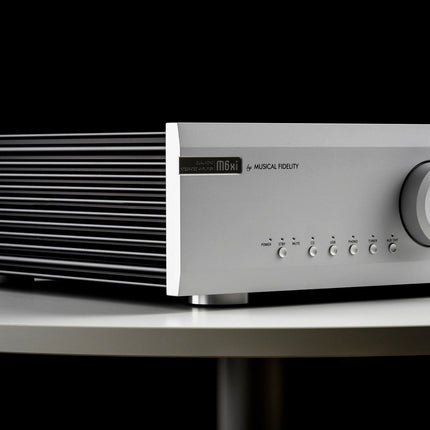 Musical Fidelity M6xi, vedere din trei sferturi