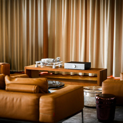 Musical Fidelity M5xi, finisaj argintiu, într-un sistem hi-fi