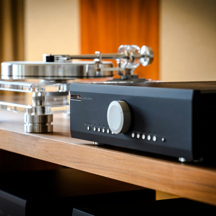Musical Fidelity M6xi, finisaj negru, într-un sistem hi-fi