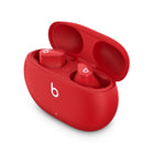 Casti Beats Studio Buds rosii in carcasa de incarcare deschisa