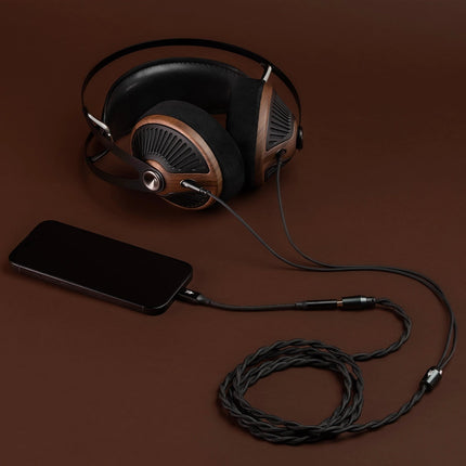 Meze Audio 105 SILVA - casca legata la un telefon prin adaptorul USB-C cu DAC