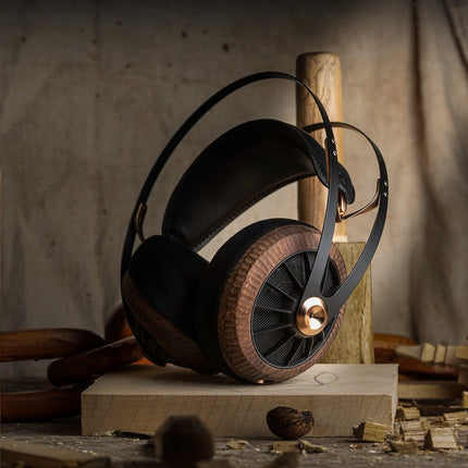 Meze Audio 109 PRO PRIMAL - casca in atelierul de lemn, intre unelte si aschii