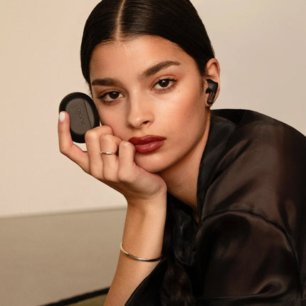 Produsul Căști true wireless Sudio N3 Pro purtat, culoarea negru titan