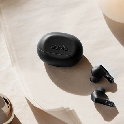 Produsul Căști true wireless Sudio N3 Pro purtat, culoarea negru titan