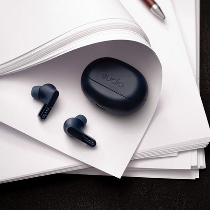 Produsul Căști true wireless Sudio N3 Pro purtat, culoarea bleumarin