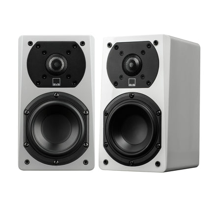 SVS Prime Satellite, finisaj Piano Gloss White, perechea de boxe compacte pe fundal alb