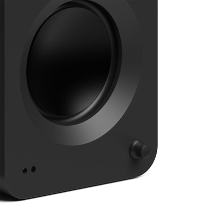 Активни тонколони Kanto Audio REN в черен цвят, детайл на копчето за сила на звука и уофъра