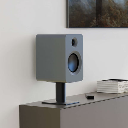 Kanto Audio REN в сив цвят на стойка, върху скрин