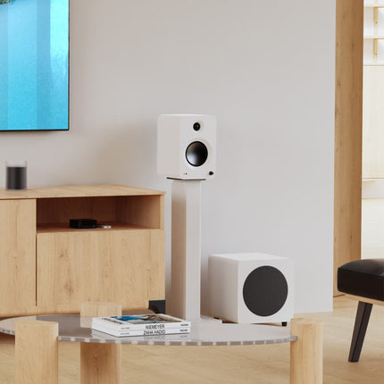 Kanto Audio REN в бял цвят на стойка за под, до бял субуфер