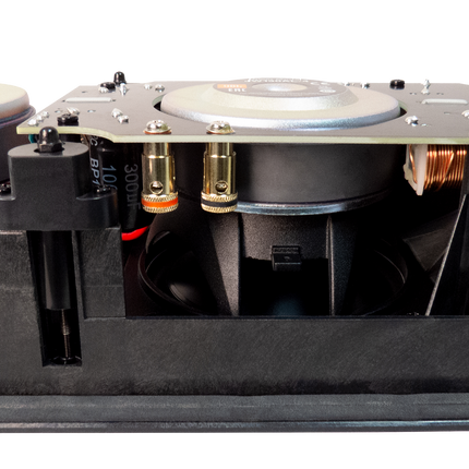 Prim-plan pe cele doua borne placate cu aur ale boxei JBL Synthesis SCL-6