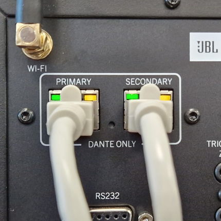 Prim-plan cu cele doua porturi Dante, principal si secundar, de pe panoul spate al procesorului JBL Synthesis SDP-60