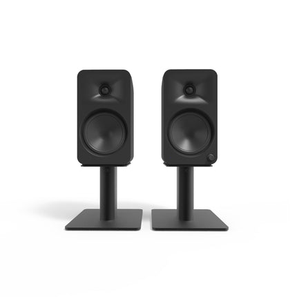 Черни тонколони Kanto ORA4 върху черни стойки Kanto Audio SP6HD