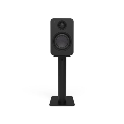 Черна тонколона Kanto ORA4 върху черна стойка Kanto Audio SP9