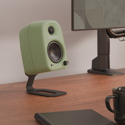 Зелена тонколона върху черна стойка Kanto Audio SU2 на бюро