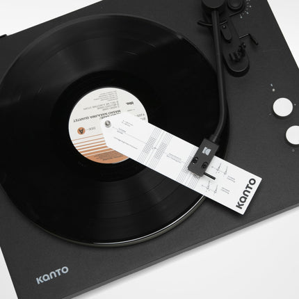 Шаблонът за настройка Kanto Audio TT-AKIT върху плоча, с адаптера, позициониран върху решетката